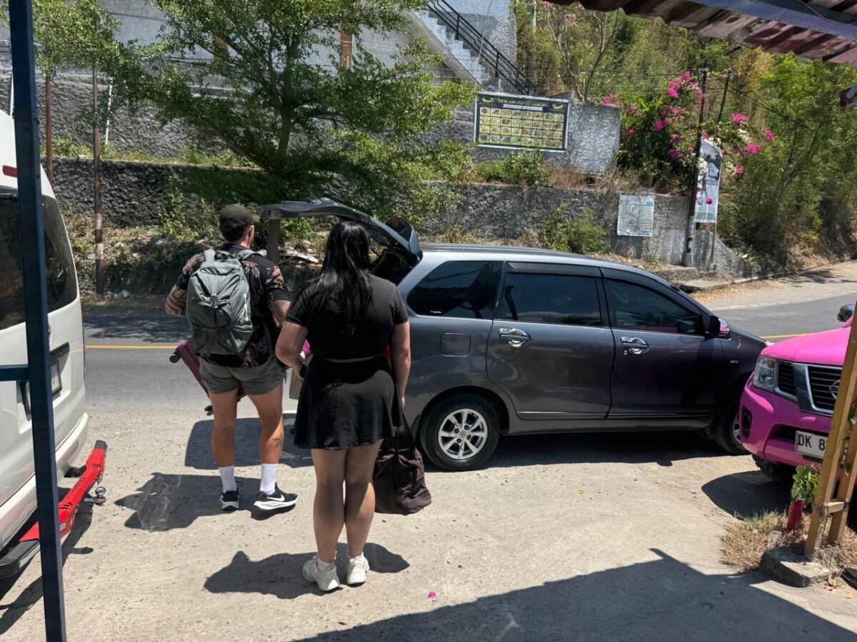 Private car transfer service picking up travelers from Teluk Nare for transport to hotel or airport in Lombok