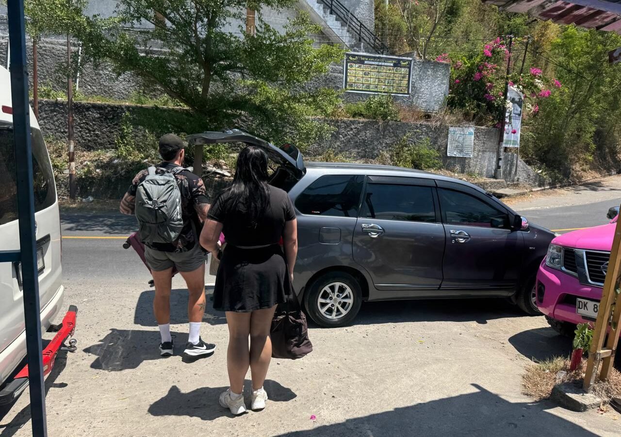 Private car transfer service picking up travelers from Teluk Nare for transport to hotel or airport in Lombok